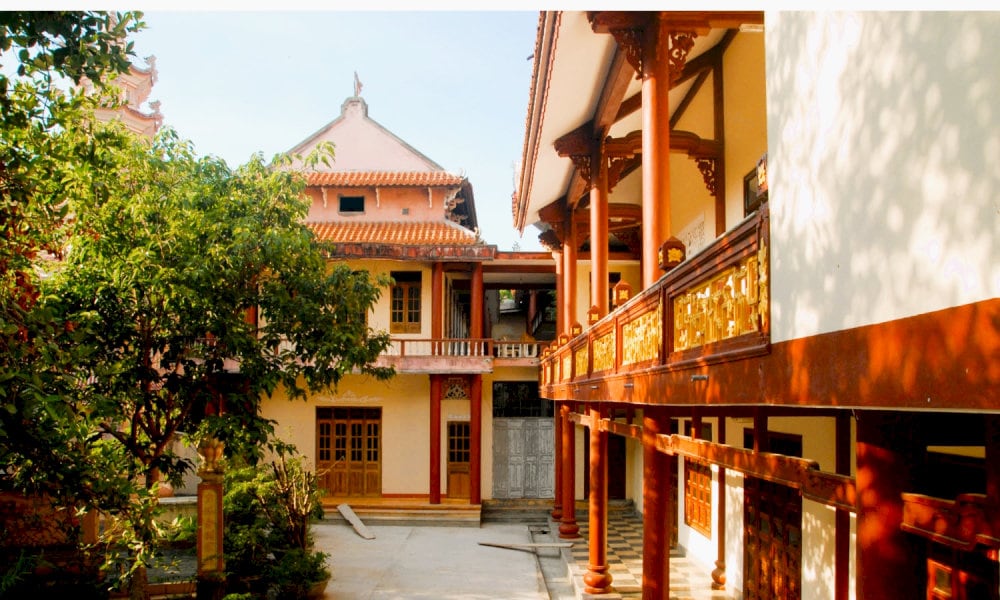 The Ancestor Hall, worshiping the first abbots of the pagoda, is extremely quiet and peaceful